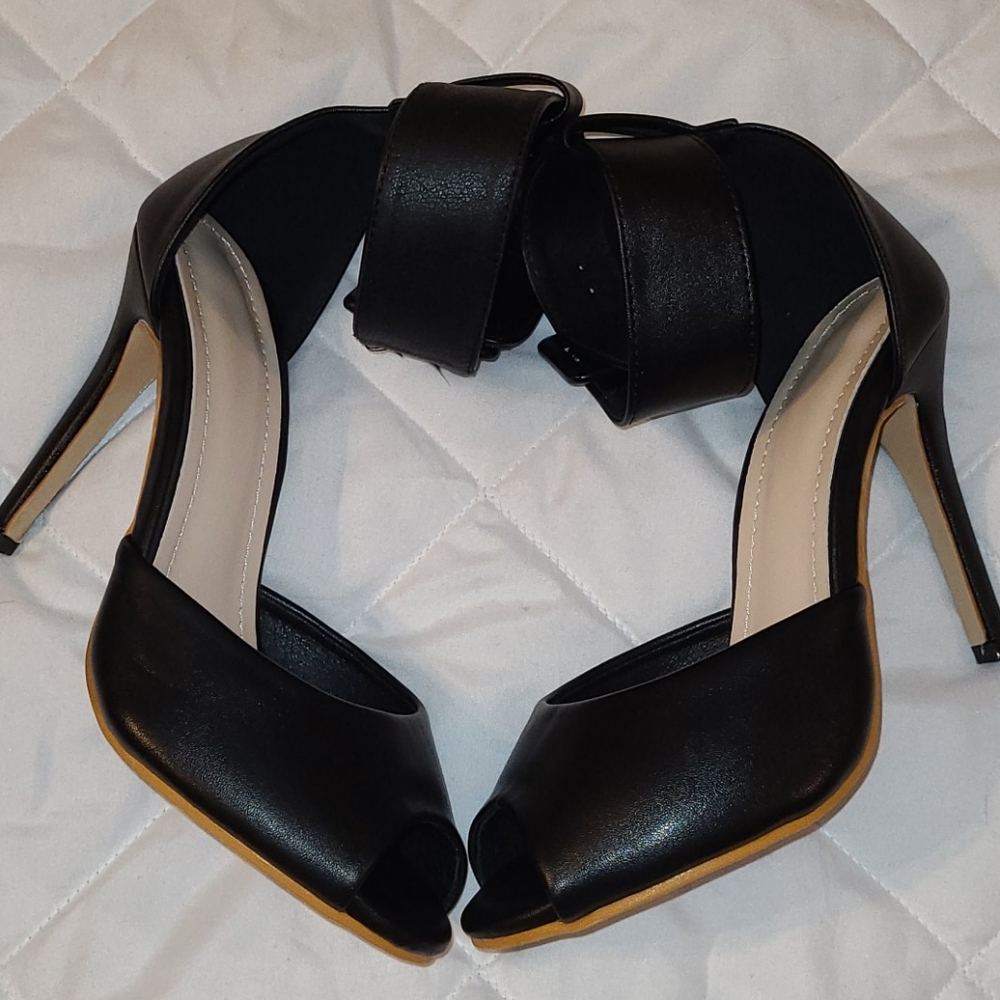 Women's Black Peep Toe Stiletto Heeled Pumps - Picture 2 of 8
